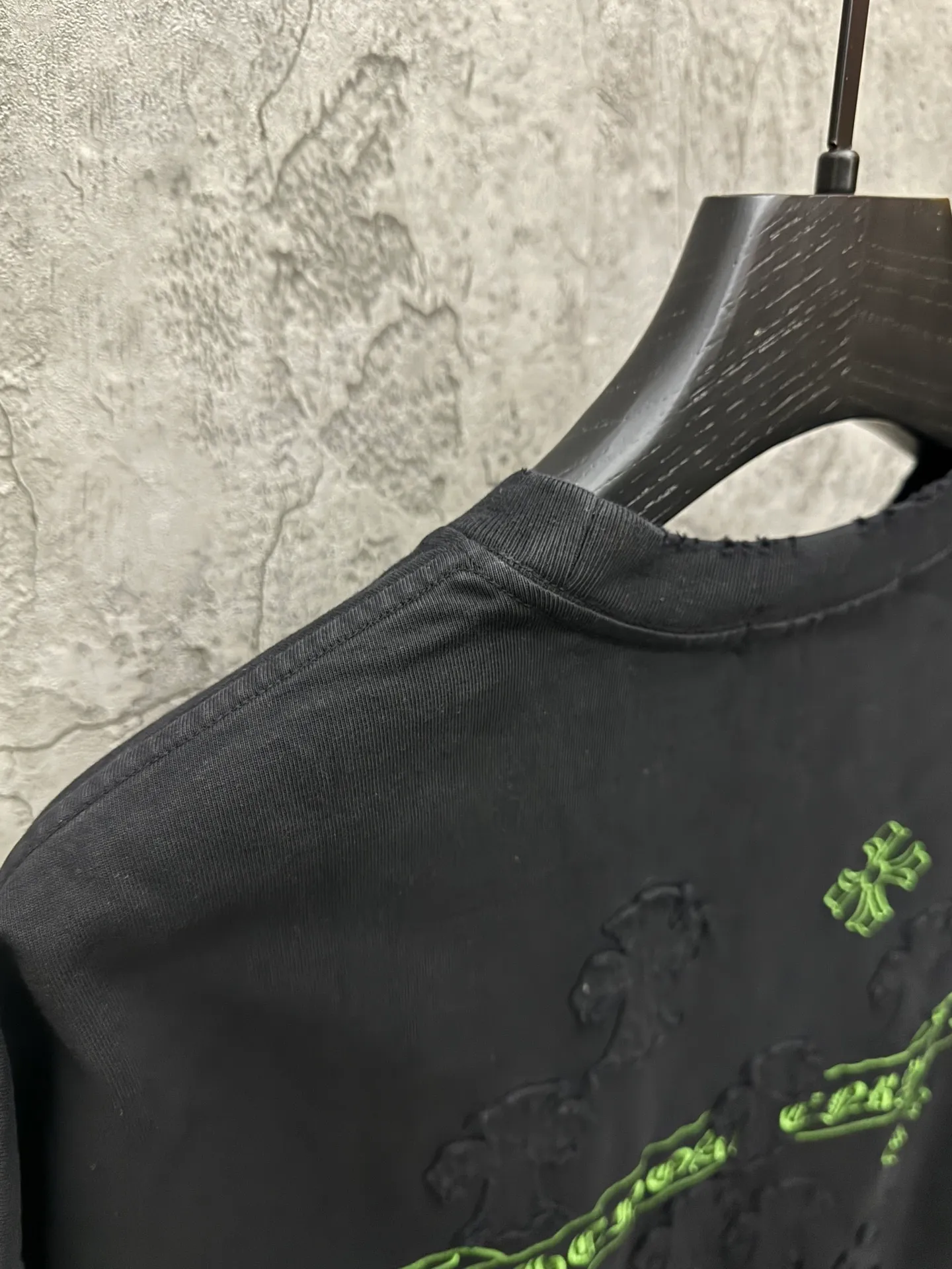 P230 top version, real shot without P, ​​different from market currency) 𝗖𝗵𝗿𝗼𝗺𝗲 𝗛𝗲𝗮𝗿𝘁𝘀/Croxin 2026 spring new original single counter American patch embroidered couple short sleeves 👑The highest version! Customized fabric 320 grams, patch embroidery, best-selling model at the counter, very comfortable to wear. Accessories: original molded and authenticated collar label ➕ 100% silk wash water label. Genuine purchase-grade original hangtag➕matching hanging rope➕3D hanging beads➕original packaging bag. Craftsmanship: The original version has consistent wiring! The highest version of the armhole matching technique! Color: White Black Size: S M L XL Style No.: 6606